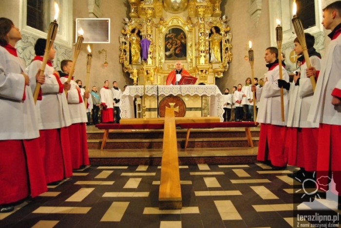 Droga Krzyżowa ulicami miasta - fotoreportaż