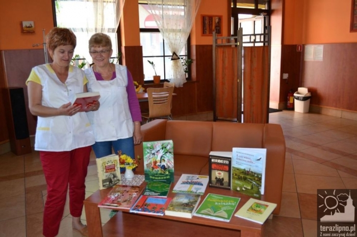 Książki rozpoczęły wędrówkę po ulicach Lipna  - fotoreportaż