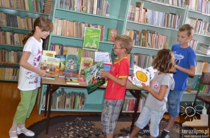Książki rozpoczęły wędrówkę po ulicach Lipna  - fotoreportaż