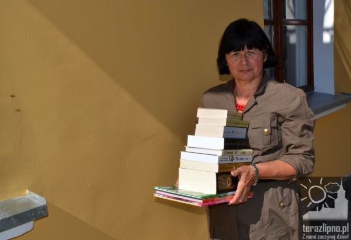 Książki rozpoczęły wędrówkę po ulicach Lipna  - fotoreportaż