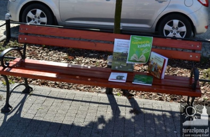 Książki rozpoczęły wędrówkę po ulicach Lipna  - fotoreportaż