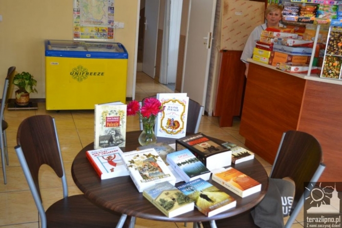 Książki rozpoczęły wędrówkę po ulicach Lipna  - fotoreportaż