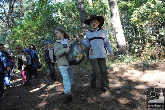 Popowo: dzieci oczyściły las - fotoreportaż