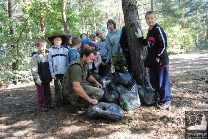 Popowo: dzieci oczyściły las - fotoreportaż