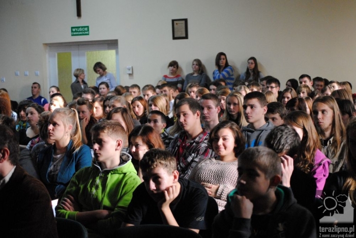 Pełna sala na spotkaniu z Attache - fotoreportaż