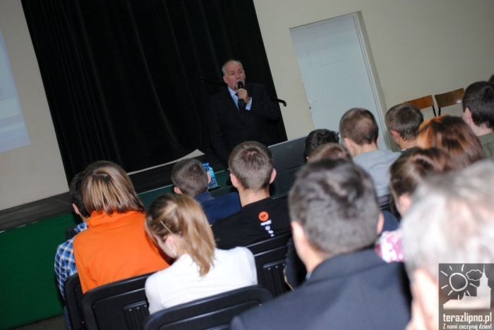 Pełna sala na spotkaniu z Attache - fotoreportaż