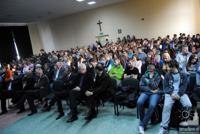 Pełna sala na spotkaniu z Attache - fotoreportaż