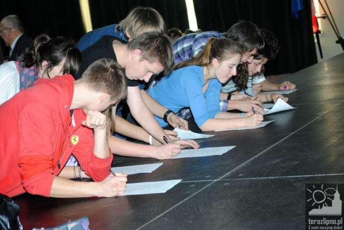 Pełna sala na spotkaniu z Attache - fotoreportaż