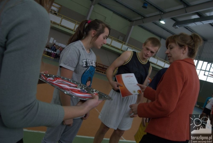 Mikołajkowa koszykówka w gimnazjum - fotoreportaż