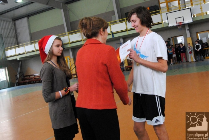 Mikołajkowa koszykówka w gimnazjum - fotoreportaż