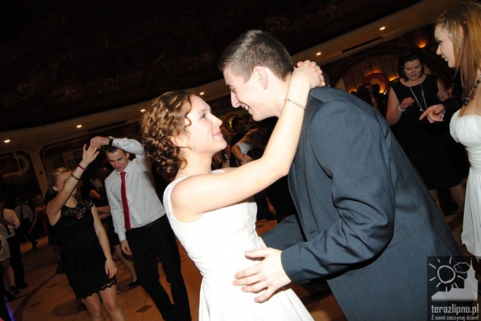 Niech żyje bal! Studniówka w lipnowskim ogólniaku - fotoreportaż