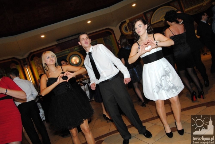 Niech żyje bal! Studniówka w lipnowskim ogólniaku - fotoreportaż