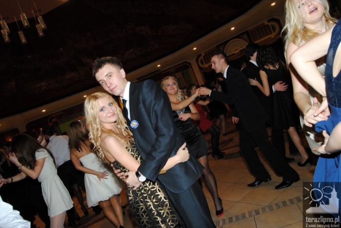 Niech żyje bal! Studniówka w lipnowskim ogólniaku - fotoreportaż