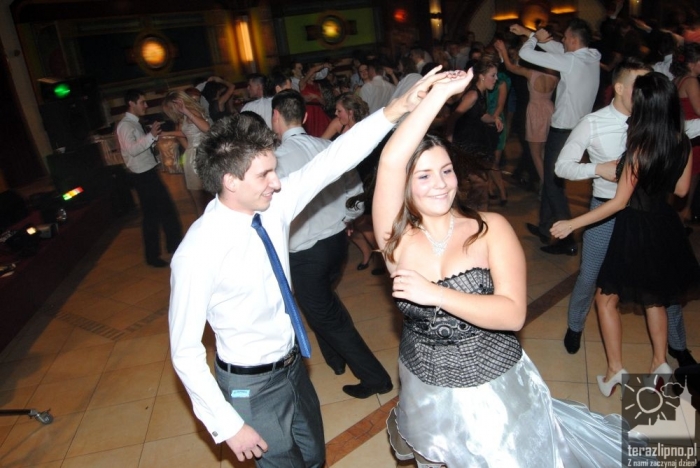 Niech żyje bal! Studniówka w lipnowskim ogólniaku - fotoreportaż