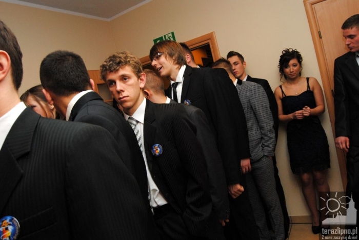 Niech żyje bal! Studniówka w lipnowskim ogólniaku - fotoreportaż