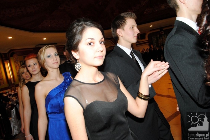 Niech żyje bal! Studniówka w lipnowskim ogólniaku - fotoreportaż