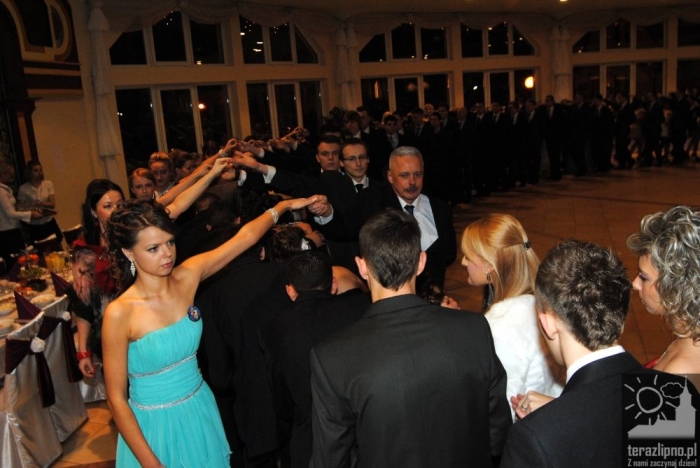 Niech żyje bal! Studniówka w lipnowskim ogólniaku - fotoreportaż