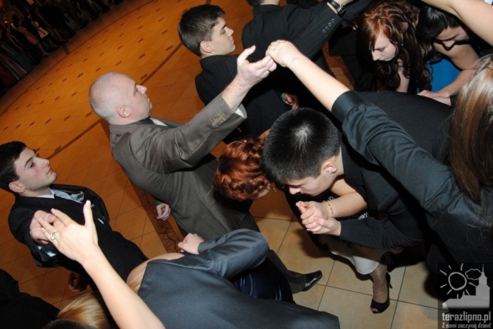 Niech żyje bal! Studniówka w lipnowskim ogólniaku - fotoreportaż