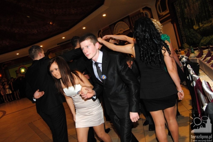 Niech żyje bal! Studniówka w lipnowskim ogólniaku - fotoreportaż