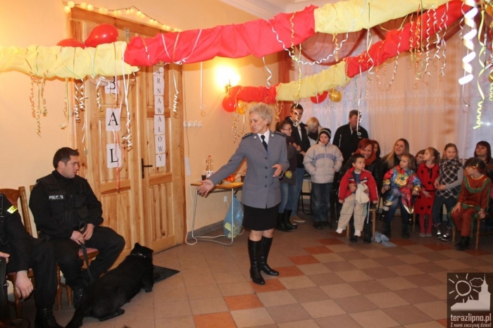 Bal maskowy z funkcjonariuszami - fotoreportaż