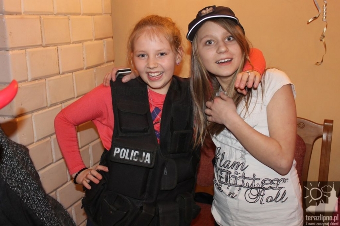 Bal maskowy z funkcjonariuszami - fotoreportaż