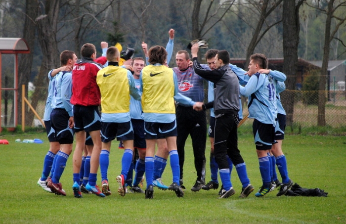 Zostawili na boisku serce i zdobyli wyjazdowe trzy punkty! - fotoreportaż
