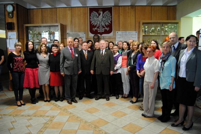 Prezydent spotkał się z uczniami. Zwiedził również szpital - fotoreportaż