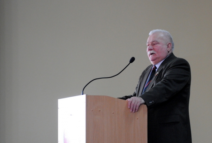 Prezydent spotkał się z uczniami. Zwiedził również szpital - fotoreportaż