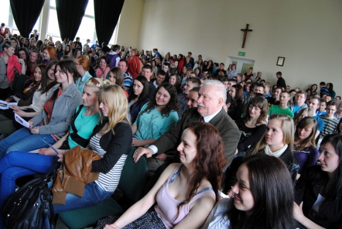 Prezydent spotkał się z uczniami. Zwiedził również szpital - fotoreportaż