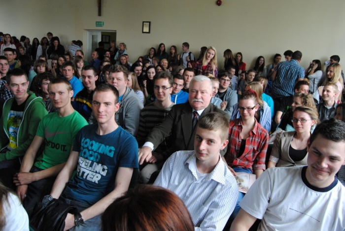 Prezydent spotkał się z uczniami. Zwiedził również szpital - fotoreportaż