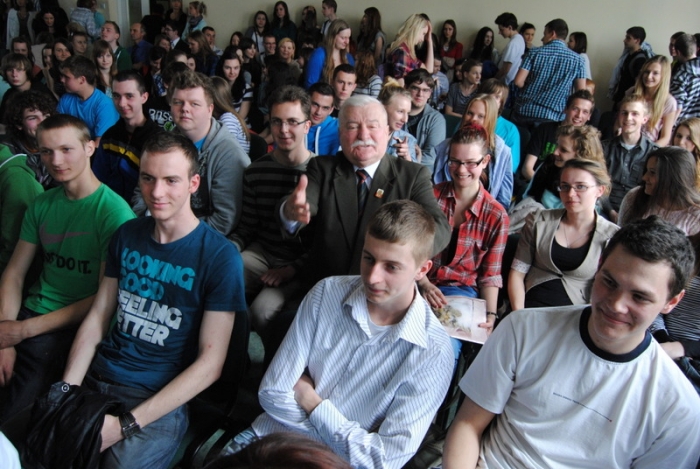 Prezydent spotkał się z uczniami. Zwiedził również szpital - fotoreportaż