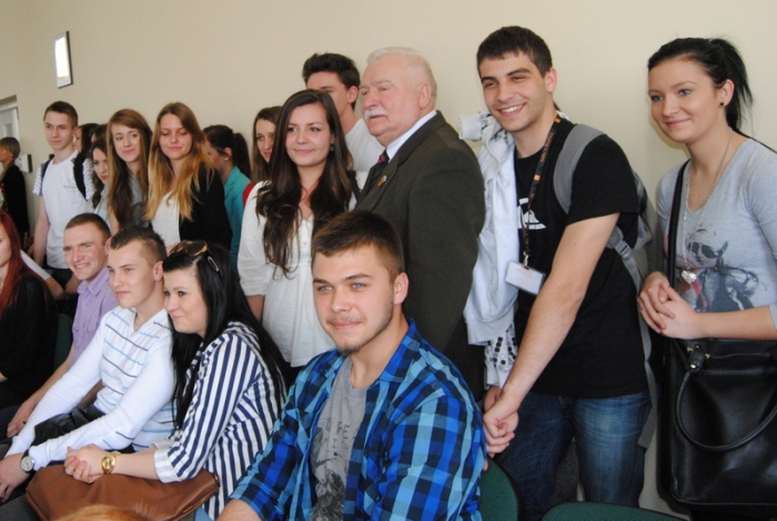 Prezydent spotkał się z uczniami. Zwiedził również szpital - fotoreportaż