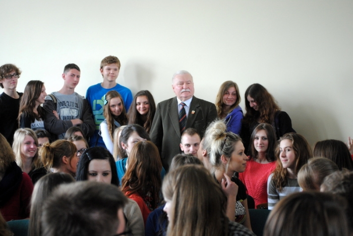 Prezydent spotkał się z uczniami. Zwiedził również szpital - fotoreportaż