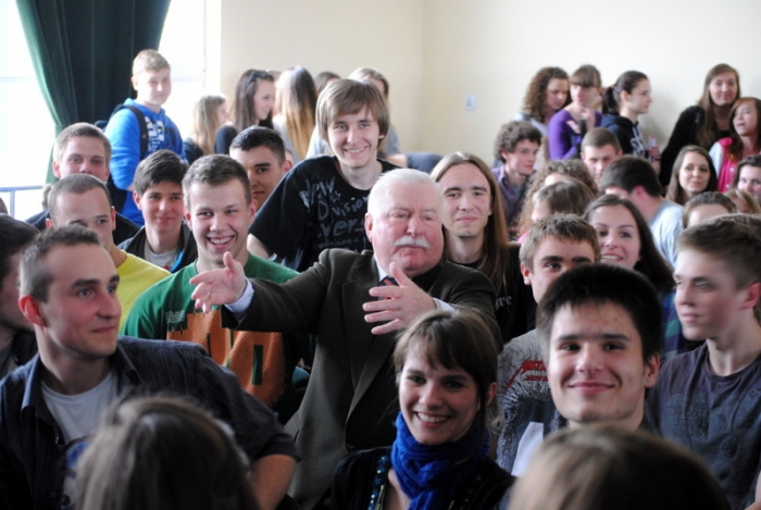 Prezydent spotkał się z uczniami. Zwiedził również szpital - fotoreportaż