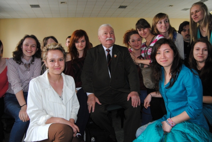 Prezydent spotkał się z uczniami. Zwiedził również szpital - fotoreportaż