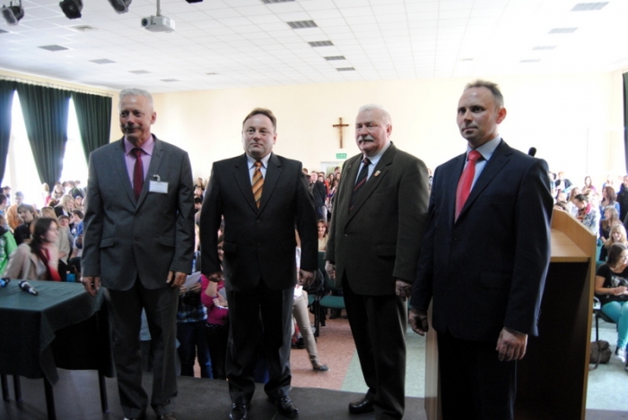 Prezydent spotkał się z uczniami. Zwiedził również szpital - fotoreportaż