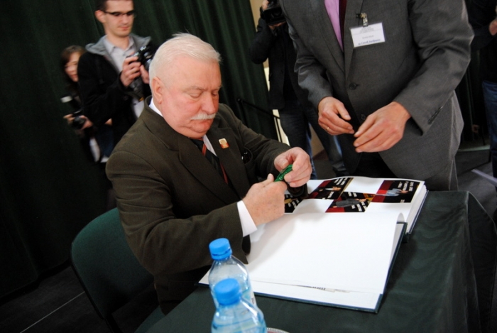 Prezydent spotkał się z uczniami. Zwiedził również szpital - fotoreportaż