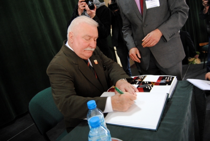 Prezydent spotkał się z uczniami. Zwiedził również szpital - fotoreportaż