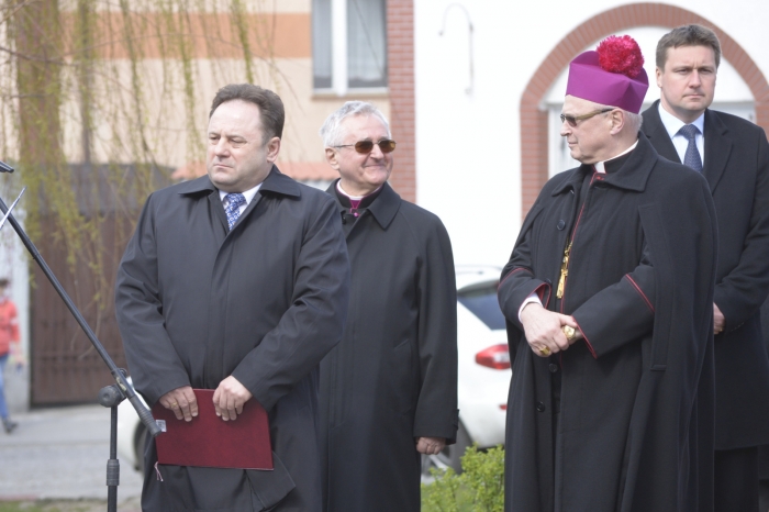 Odsłonięto tablicę ku czci pomordowanych - fotoreportaż