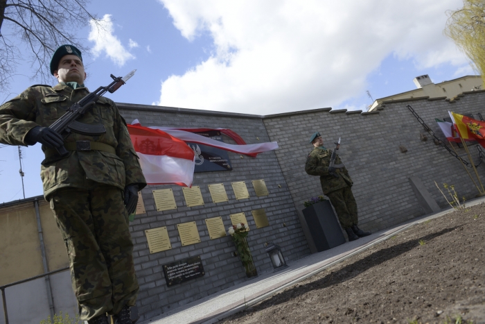 Odsłonięto tablicę ku czci pomordowanych - fotoreportaż