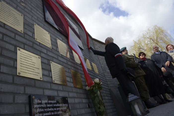 Odsłonięto tablicę ku czci pomordowanych - fotoreportaż