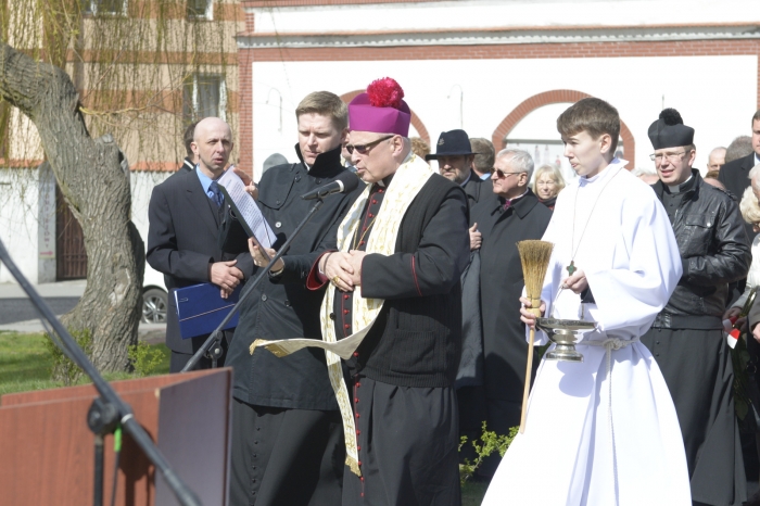Odsłonięto tablicę ku czci pomordowanych - fotoreportaż