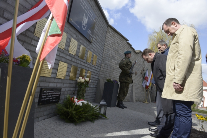 Odsłonięto tablicę ku czci pomordowanych - fotoreportaż