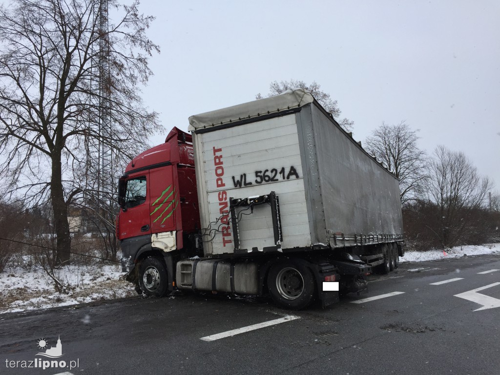 Ciężarówka wpadła w poślizg na DK10