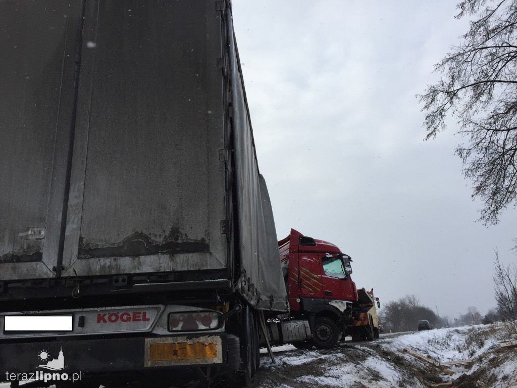 Ciężarówka wpadła w poślizg na DK10