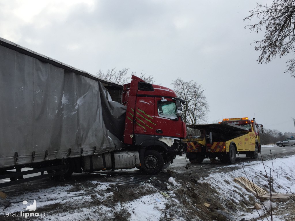 Ciężarówka wpadła w poślizg na DK10