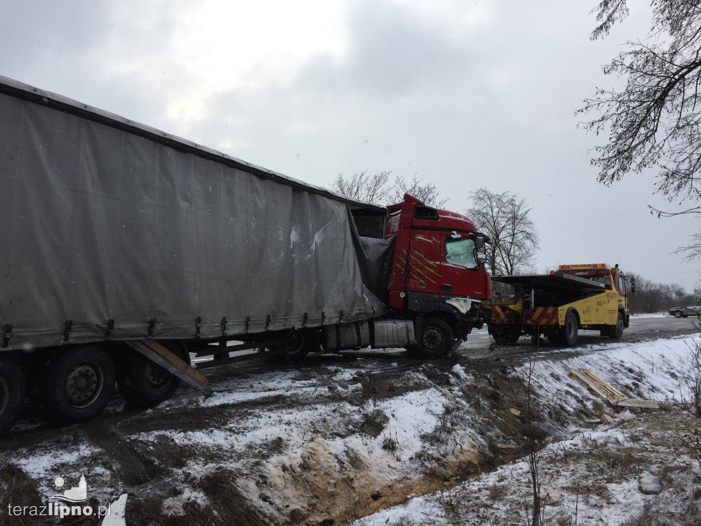 Ciężarówka wpadła w poślizg na DK10