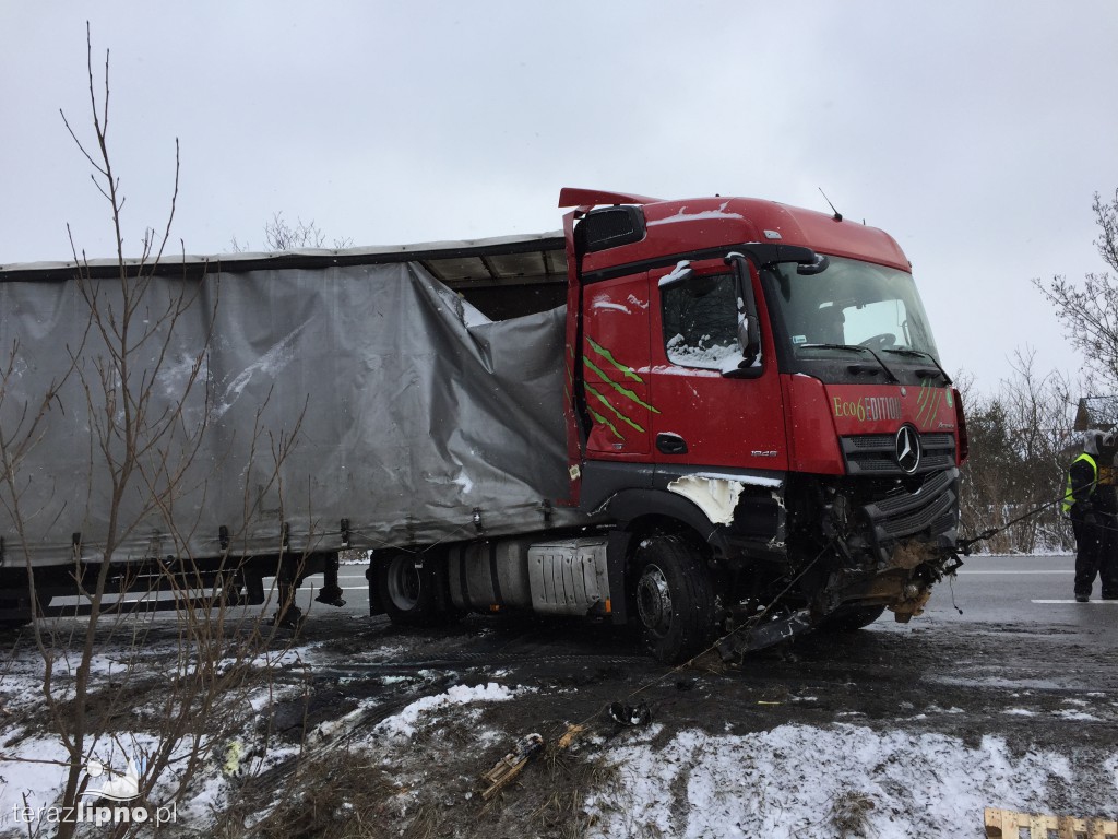 Ciężarówka wpadła w poślizg na DK10
