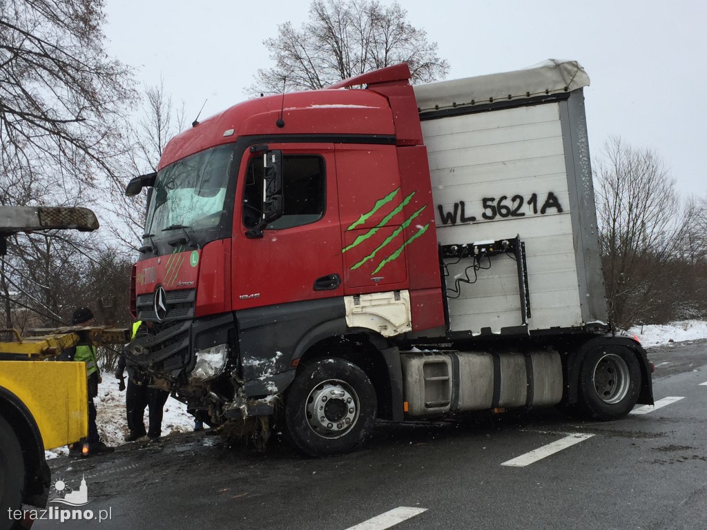 Ciężarówka wpadła w poślizg na DK10