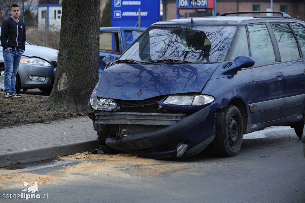 Zderzenie trzech aut na ulicy Skępskiej